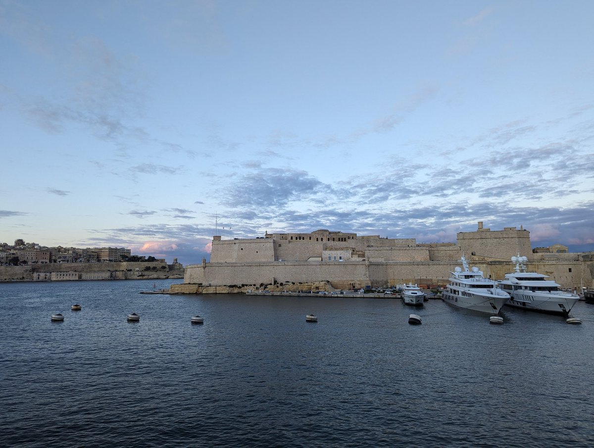 MsFlower76's tweet photo. Always look at the sky!
#ThreeCities #Malta #MyMalta https://t.co/YUsUcjr8iE