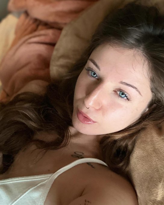 Good morning from my bed, to yours😘 https://t.co/kj0bH7d2ud