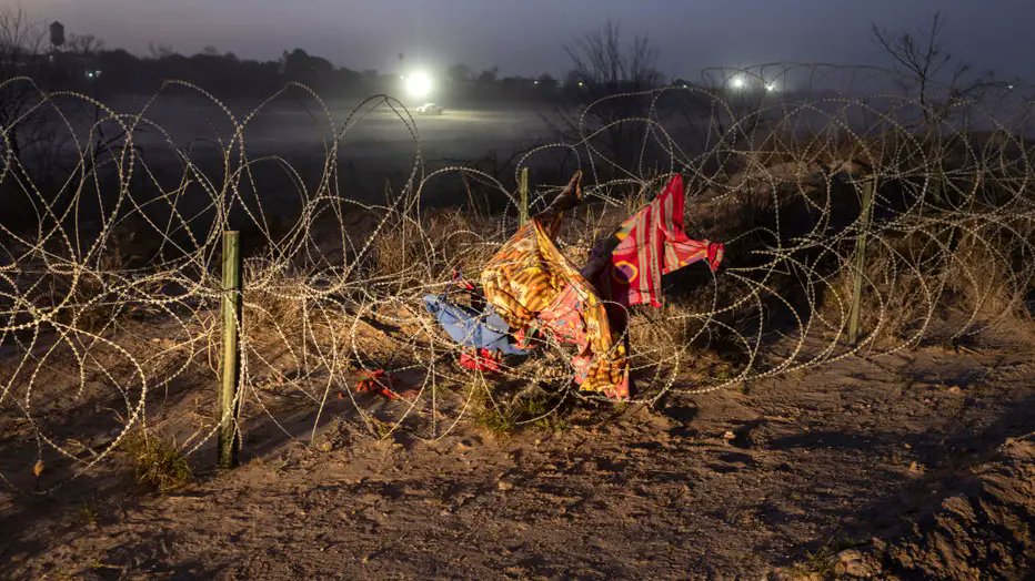 enlightenm3nt's tweet image. Just a reminder that it doesn't take much to bypass razor wire. All you need is a blanket or other heavy piece of clothing. 
#Texas #razorwire #BorderSecurity