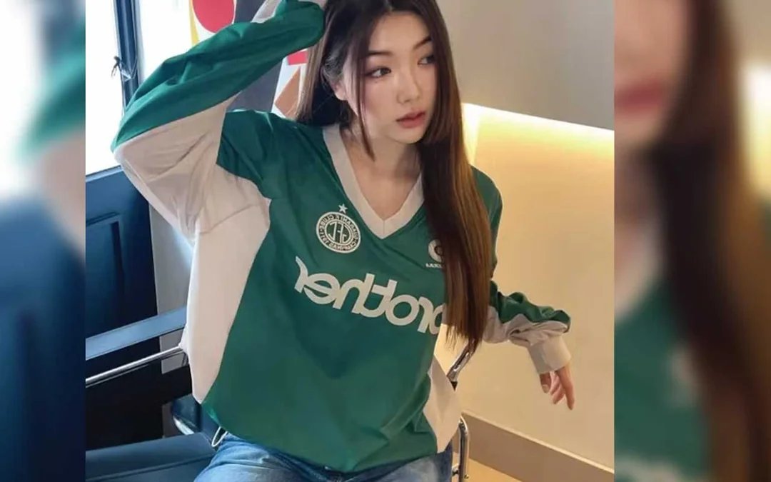 focaum's tweet photo. @SRafaelaa_ Galera do Brasil querendo imitar o pessoal da Coreia!
Mina da coreia com a camiseta do Guarani! https://t.co/K0NefIpItR