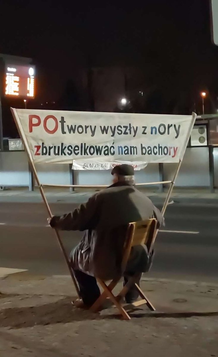 mikolajperz's tweet image. Takie rzeczy w Poznaniu. Smutne jak 8 lat PiSowskiej indoktrynacji wpłynęło na starsze osoby...