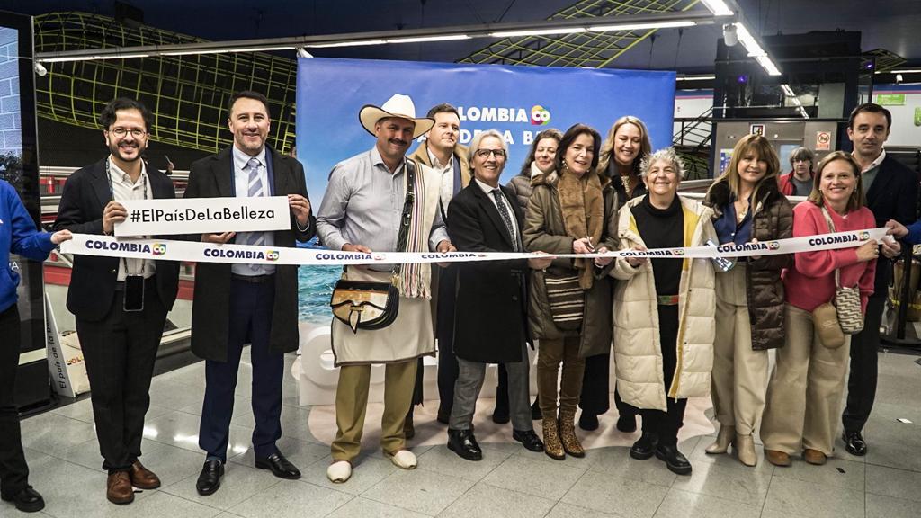 Bravoarthur's tweet photo. #ElPaísDeLaBelleza presente en la estación Colombia del Metro de Madrid y la Plaza Callao durante la semana de @fitur_madrid 2024. Una invitación a viajeros españoles y demás visitantes para dejarse transformar por nuestros paisajes naturales, diversidad cultural y riqueza gastronómica. 

 #ColombiaEnFitur