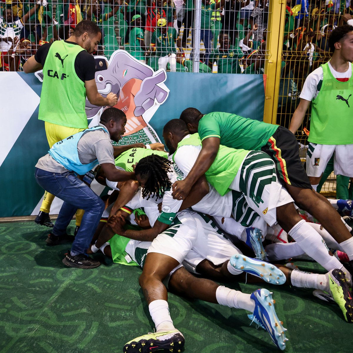 brfootball's tweet image. Cameroon trailed Gambia 2-1 in the 85th minute and were on the brink of elimination from AFCON.
They scored in the 85th and 91st minute to book their spot in the knockouts 😤