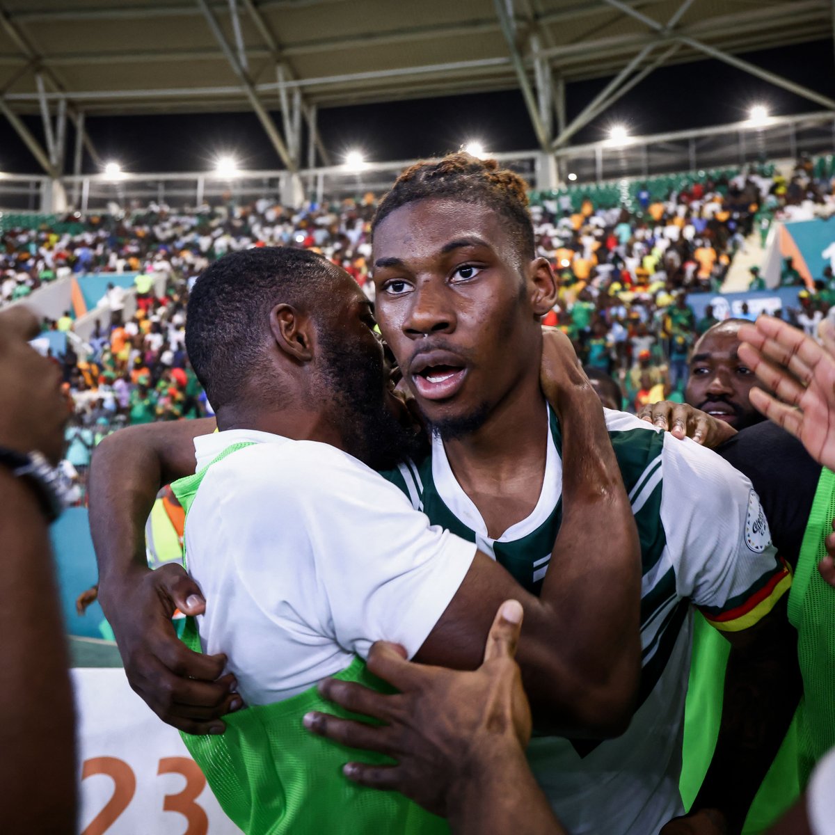 brfootball's tweet image. Cameroon trailed Gambia 2-1 in the 85th minute and were on the brink of elimination from AFCON.
They scored in the 85th and 91st minute to book their spot in the knockouts 😤