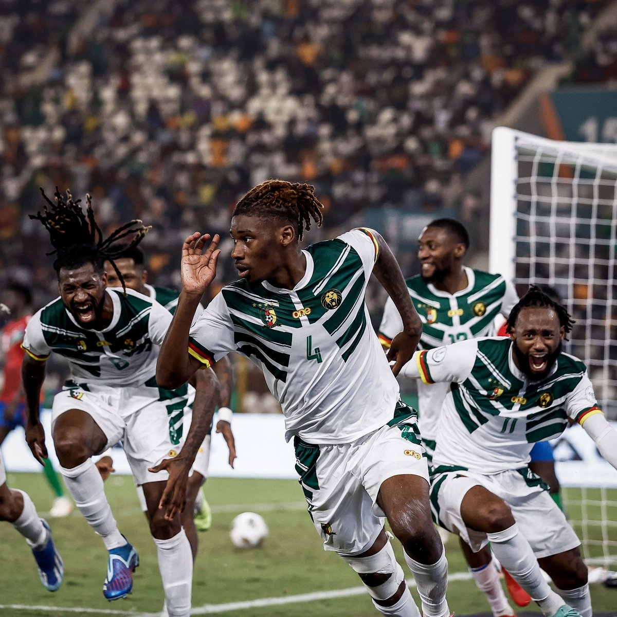 brfootball's tweet image. Cameroon trailed Gambia 2-1 in the 85th minute and were on the brink of elimination from AFCON.
They scored in the 85th and 91st minute to book their spot in the knockouts 😤