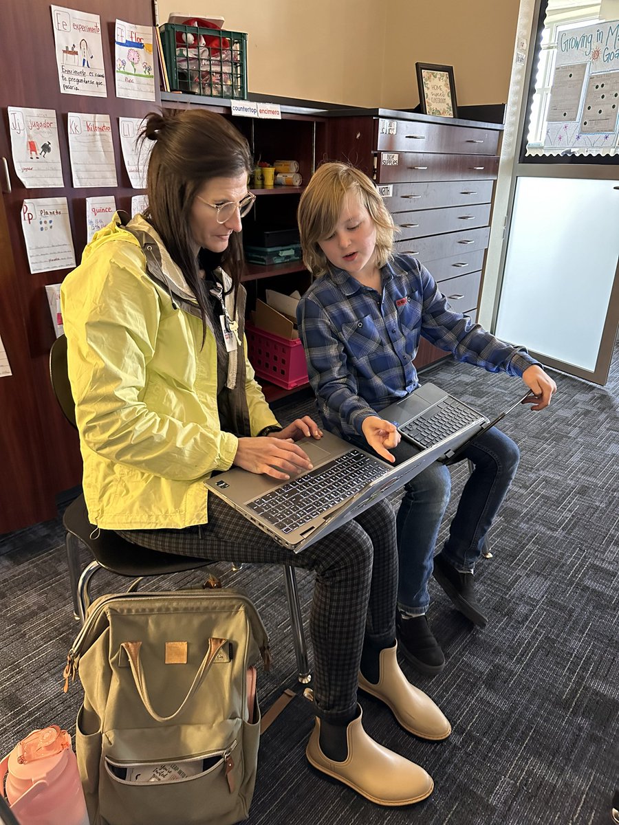 4th grader brainstorming with <a href="/Brit_Horn_IT/">𝔹𝕣𝕚𝕥𝕥𝕒𝕟𝕪 ℍ𝕠𝕣𝕟</a> about his <a href="/nisdexpo/">NISDExpo</a> presentation!! 🙌🏽