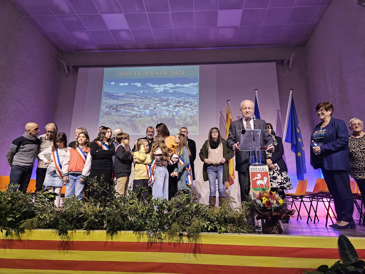 Anais_Sabatini's tweet photo. ✨Présente aux #voeux du Maire d'#Estagel, Roger Ferrer et de son équipe municipale.

Un beau #village, de nombreux projets. 

Bravo. https://t.co/ib7mGDBYhr