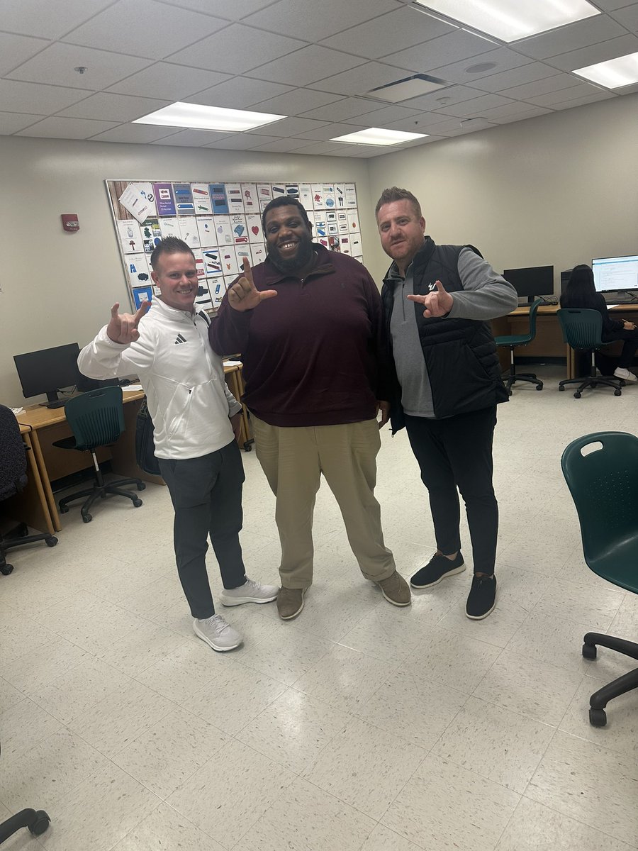 Thank you to @CoachGolesh and @ChadCreamer21 of @USFFootball for stopping by to evaluate our student athletes today!
#RecruitLincoln⚔️