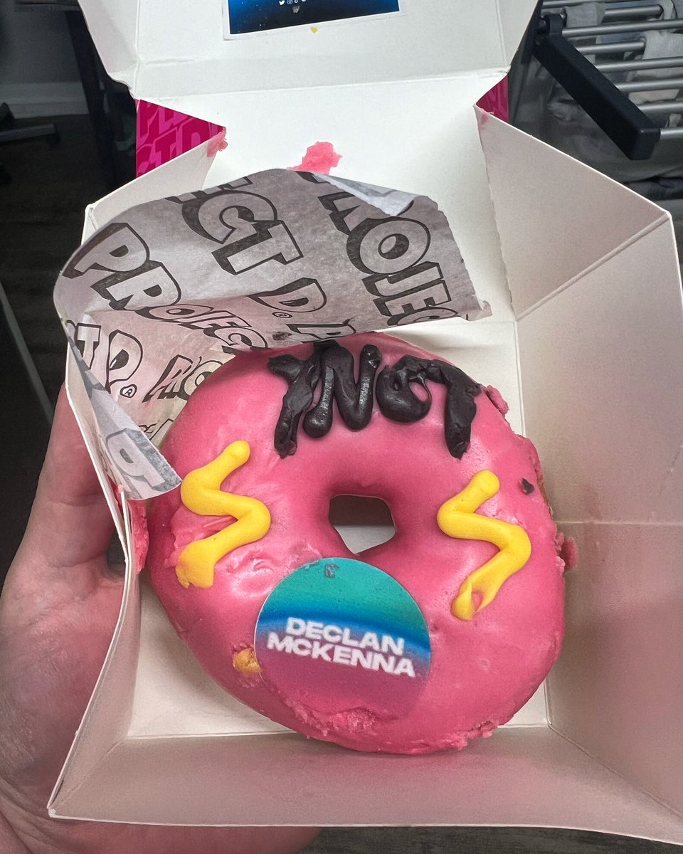 dirtylash's tweet photo. What’s better than a free Doughnut ? A free doughnut from the best doughnut company along with the best festival !!! 
Guess me and @DeclanMcKenna are gonna both be at #ynotfestival 
#doughnotfestival https://t.co/itdH2I86mg