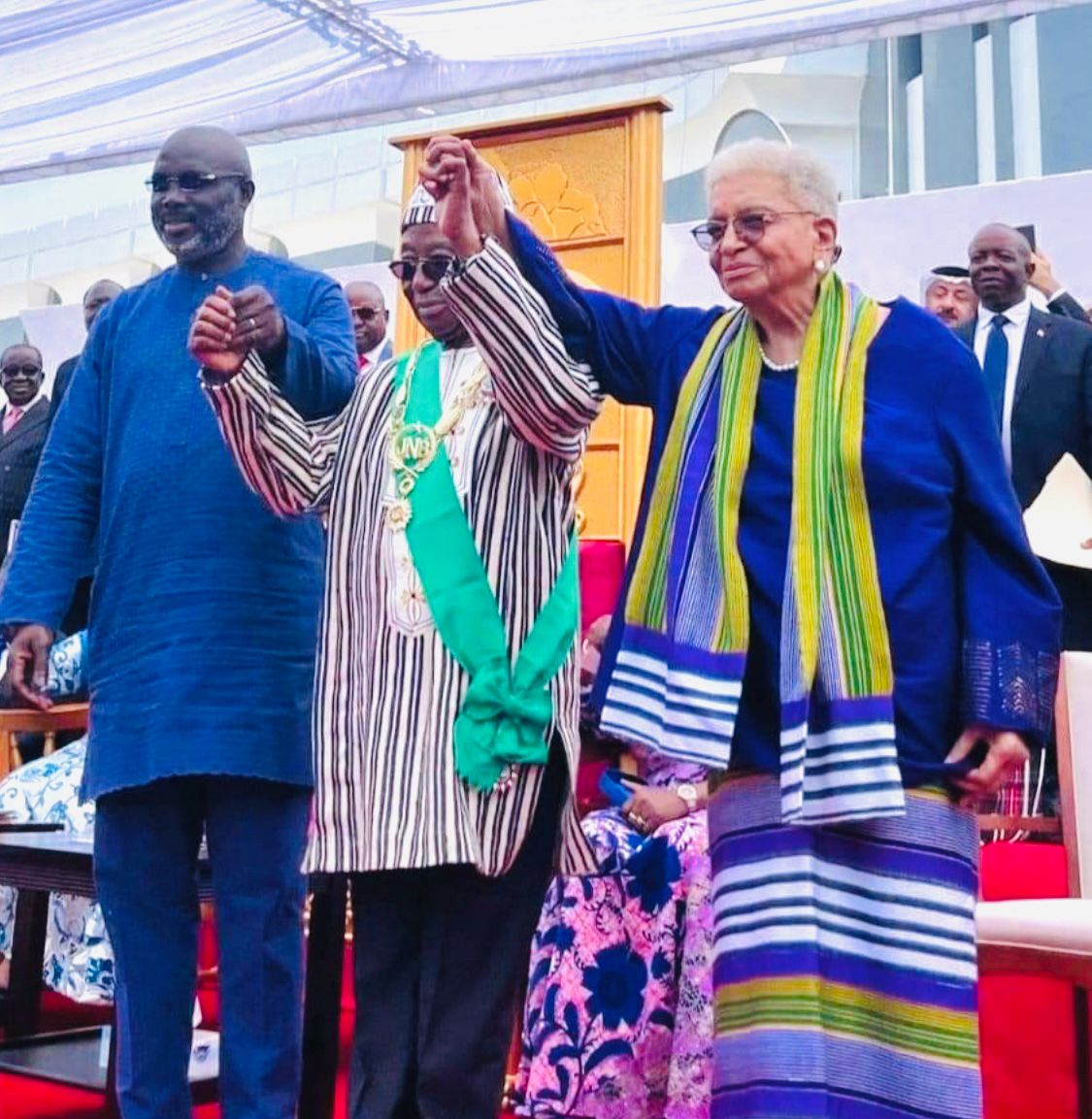 In absence of any living former president,at what political cost would have #Uhuru & @RailaOdinga incurred to usher in president elect @WilliamsRuto?Outgoing president #GeorgeWeah was courteous to join former president #ElenJohnsonSirleaf in ushering president elect #JosephBoakai
