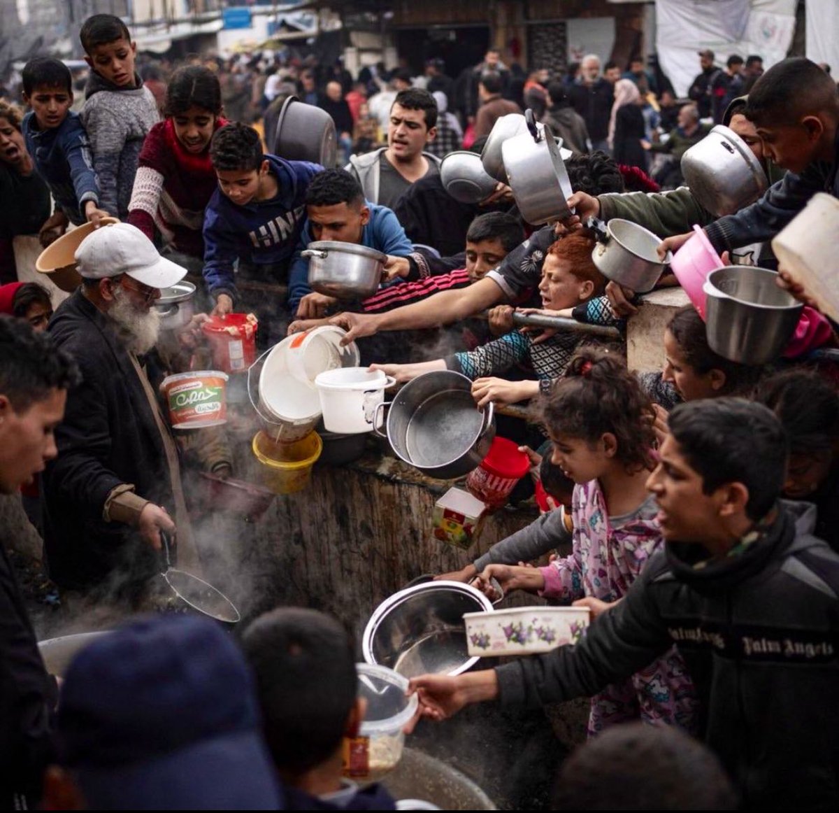Refah sınır kapısında 15.000 yardım tırı beklerken Gazze’de insanlar açlıktan ölüyor !

Refah Sınır Kapısı açılsın !
#GazaStarving