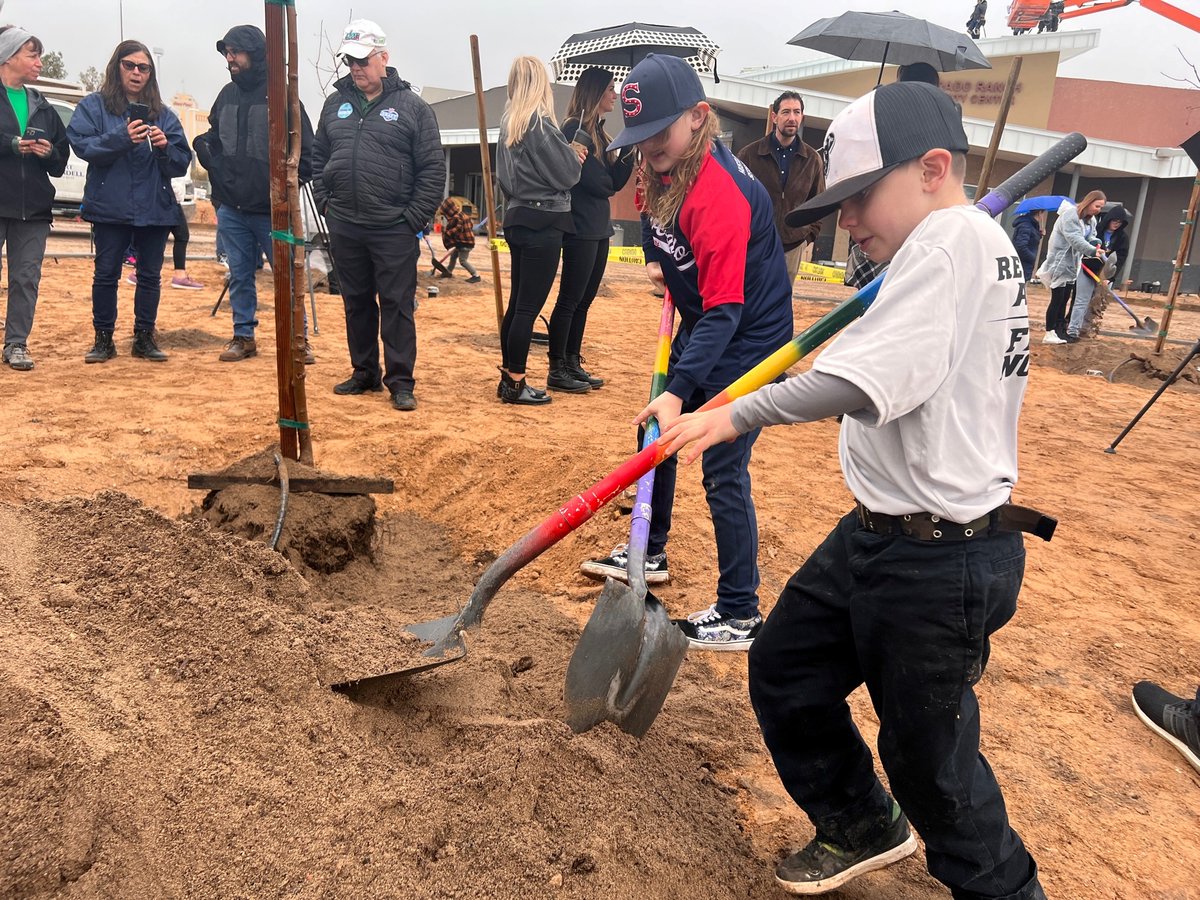 #SBLVIII 'Green Week' continues with 12 new trees planted at Silverado Ranch Park!🌳

Cmsr. @MichaelNaft, @NFLGreen & students from Silvestri Junior High & Silverado Little League partnered to shovel in the foundation for the future ahead of the 1st Big Game here in #ClarkCounty…