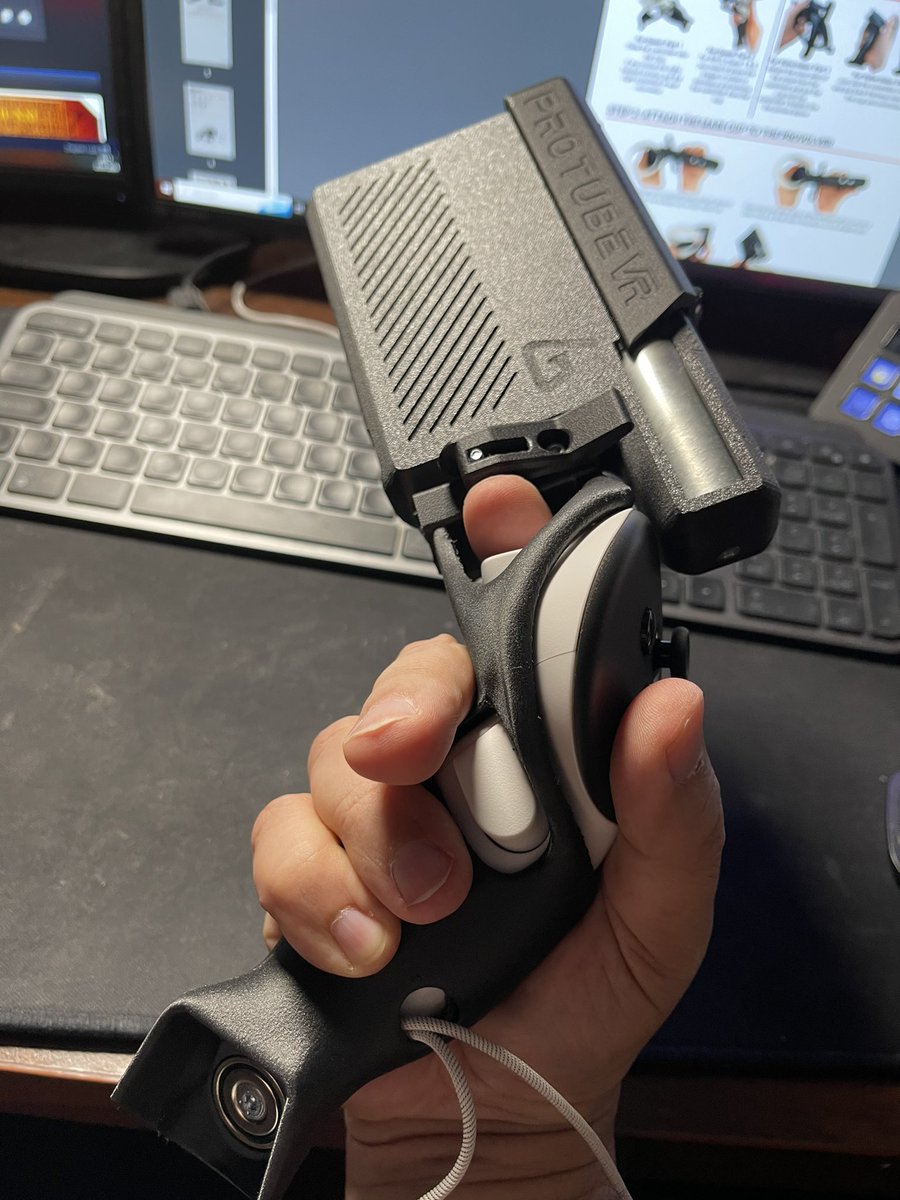 Ryslaw's tweet image. Przyszedł w końcu #ProVolver czyli osprzęt do wirtualnej rzeczywistości symulujący odrzut broni. Waży mniej więcej tyle co Beretta M9, a wyglada jak broń z gry Control. Na razie muszę go doładować, ale jutro będą testy