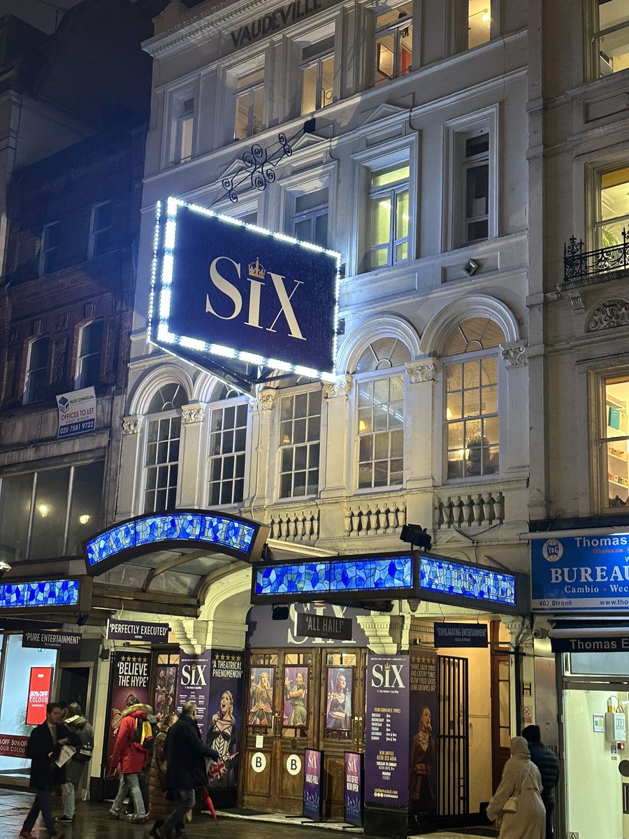 PerryPresents_'s tweet photo. Mega excited to be back at the Palace! Who's ready for the return of #SixSunday ? I know I am! 💜👑

So hyped to see the new queens tonight! @sixthemusical 

#AD / #Gifted 

#Six #SixTheMusical https://t.co/BL1j7dqeb2