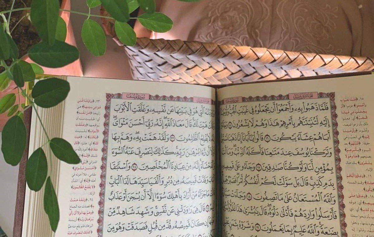ac__v5's tweet photo. @Hnooo9999 #الهنوف_عبدالعزيز 

 "أعظم ما يُعالَج به لَوَث القلب وفَساده بالمَعاصي: تعاهُده بكثرة تلاوةِ القرآن وتدبّر معانيه، فلا شيء يغسل القلب مِن الخطايا ويصقله مِثل القُرآن ، وكلما كان نصيب العَبد من القُرآن أعلى؛ كان حظُّه من طهارة القلب ونُوره وارتياحه أكثر🍃🌧💗 https://t.co/aB2xp7tfia