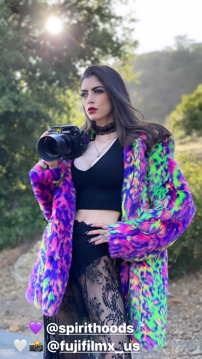The purfect combo on a cold day while shooting📸🎥💜 @FujifilmX_US X-H2S camera and my @spirithoods coat🥰 and my lovely @FormattHitech Gold Bloom Filters!