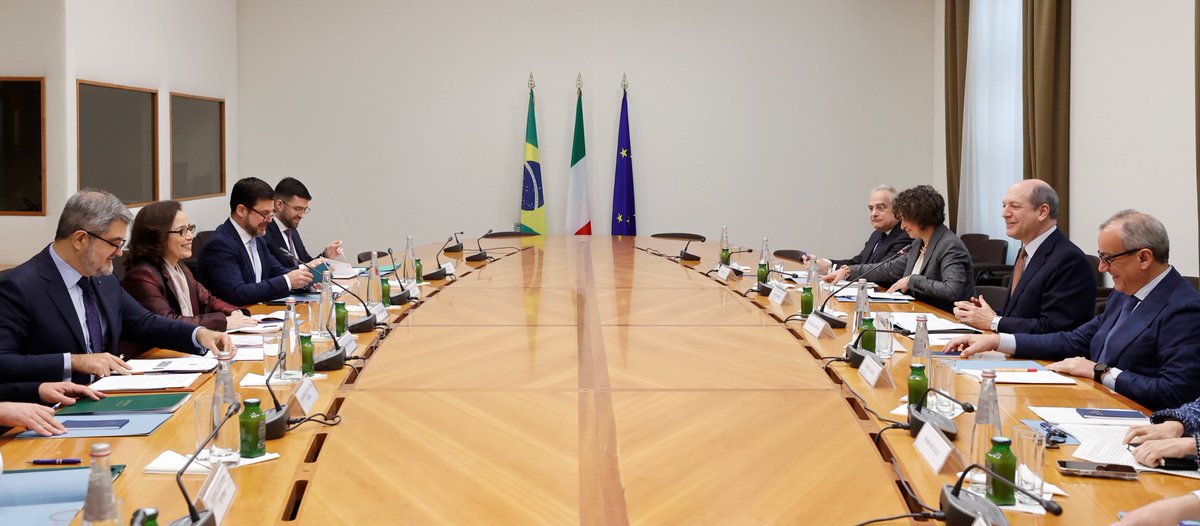 The Secretaries General addressed global and bilateral themes, in particular issues of interest to the Brazilian community in 🇮🇹, such as the recognition of driver's licenses. They also signed a Memorandum of Understanding on Mutual Cooperation for Diplomatic Training.
