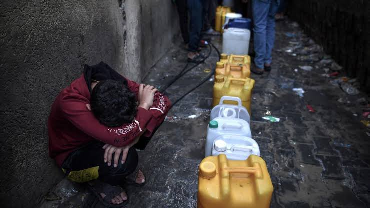 Haddi aşan düşmana
karşı sınırları aşın! 
REFAH KAPISINI AÇIN
#GazaStarving
 #RafahOpenBorder