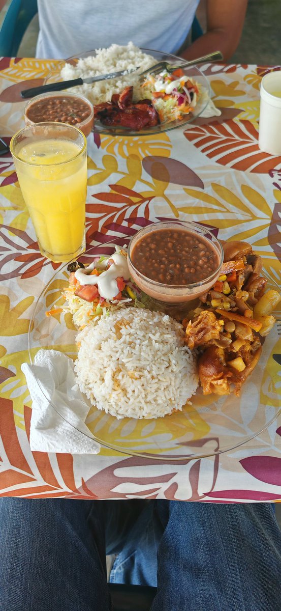 Un almuerzo típico con Patitas de puerco acá en Dolega.