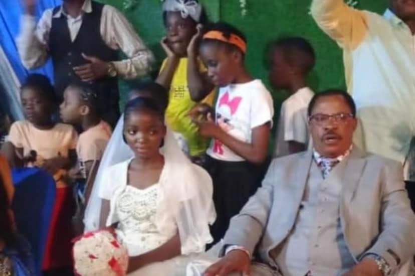 #Kinshasa: Pierre Kas Kasambakana, chef spirituel de l’Eglise Primitive, a été transféré à la Prison centrale de Kinshasa ce mardi 23 janvier 2024, suite à des accusations de viol et mariage forcé, avec lui M. Mubiala, le papa de Meda, la fille mineure donnée en mariage.
