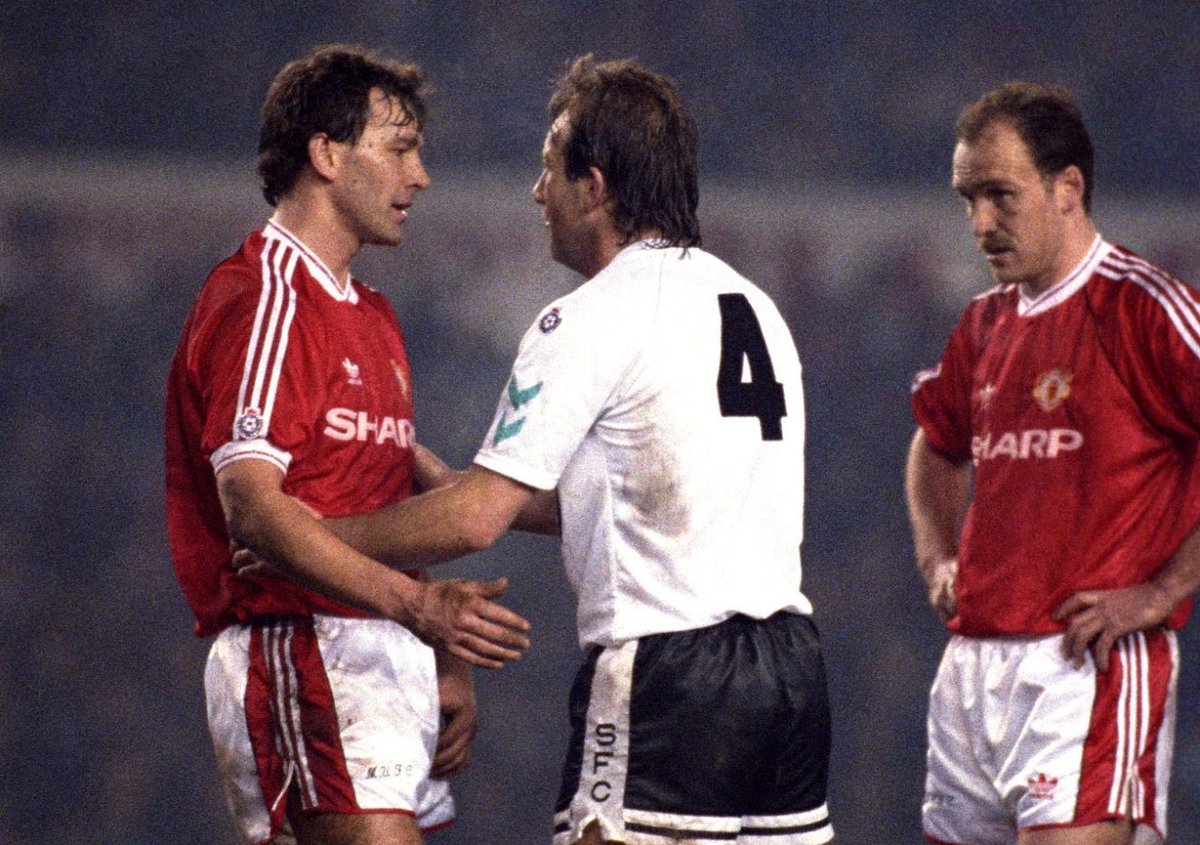 23/1/1991. League Cup 5th Round Reply. 3-2 against Southampton at OT. @bryanrobson vs Jimmy Case #mufc