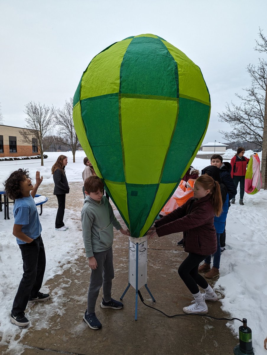 FranseeTech's tweet photo. Hot Air Balloon launches in 6th grade Tech Ed! #CMSTechEd #CMSBalloons https://t.co/yjDia28Gvn