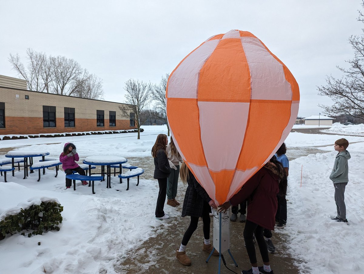 FranseeTech's tweet photo. Hot Air Balloon launches in 6th grade Tech Ed! #CMSTechEd #CMSBalloons https://t.co/yjDia28Gvn