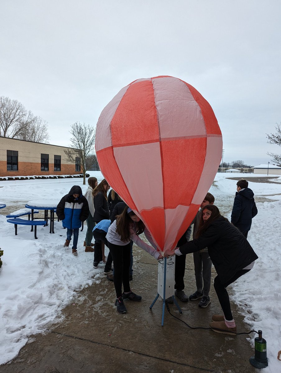 FranseeTech's tweet photo. Hot Air Balloon launches in 6th grade Tech Ed! #CMSTechEd #CMSBalloons https://t.co/yjDia28Gvn
