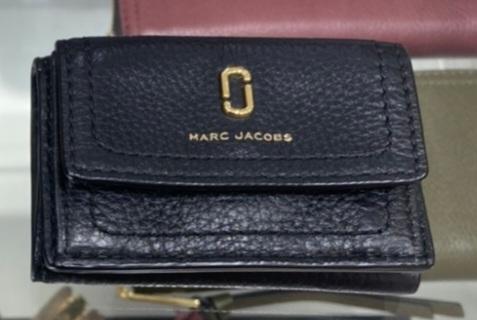 LukaszWoszowsck's tweet photo. @e100ss info kehilangan barang disekitaran jl tunjungan (sebelum hotel majapahit), jl embong malang, jl tidar (depan hotel maxone), barang berupa 2 buah dompet, 1 dompet kecil marc jacobs hitam, dan 1 dompet ukuran standar levis coklat hitam, > https://t.co/KYCKBH5qEd