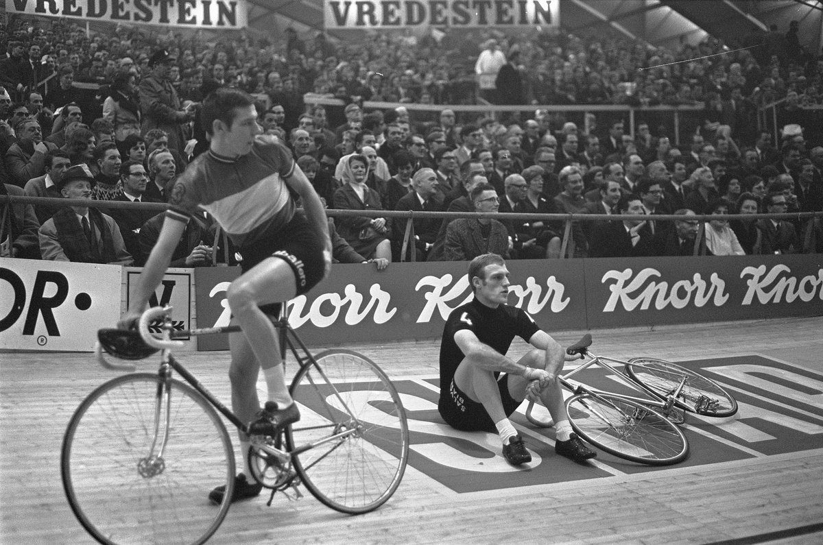 Six Days of Amsterdam 1968. Gerard Koel and Rudi Altig in front of a packed crowd.
•
#cyclingblog #cyclingculture #cycling #bikelife #cyclist #roadbike #cyclingtips #roadcycling #tourdefrance #giroditalia #vintagecycling #retrocycling #cyclinghistory #cyclingstories