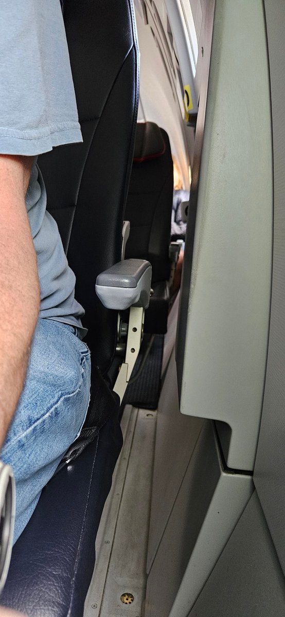 OrangeCouch's tweet photo. @AmericanAir This is the wall. https://t.co/BkXqlKkV7U