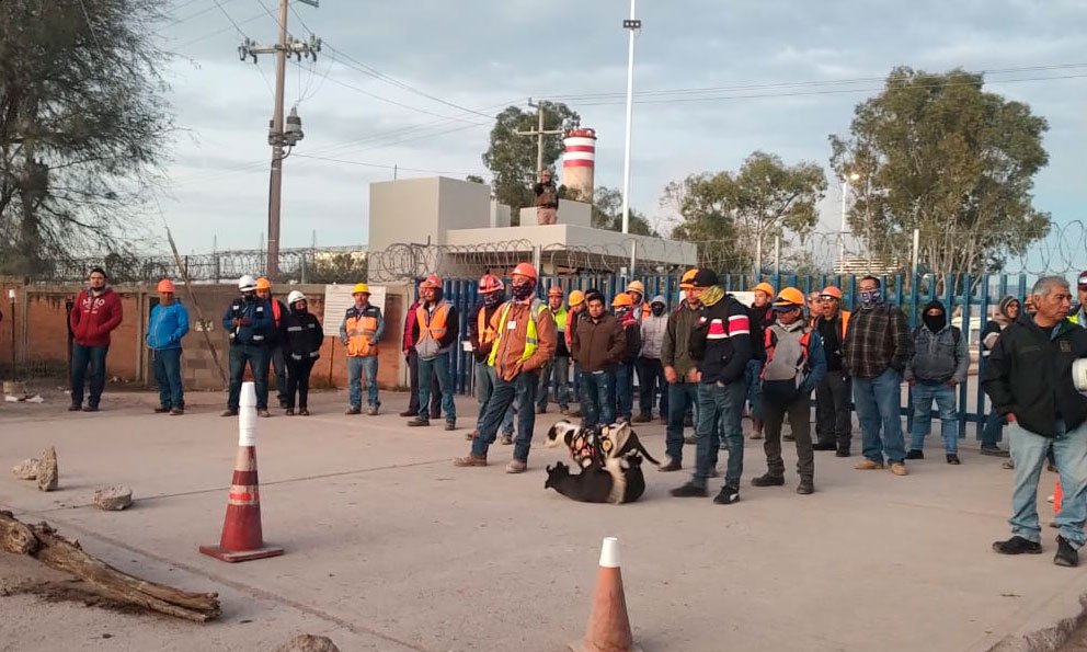 Planoinforma's tweet photo. Los trabajadores de la Termoeléctrica de Villa de Reyes en SLP, han bloqueado el acceso de la misma realizando un paro laboral debido a un atraso de pago de 4 semanas. 
Detalles:  https://t.co/Wz9ttzNU58
#SLP https://t.co/PQnSYmw79y