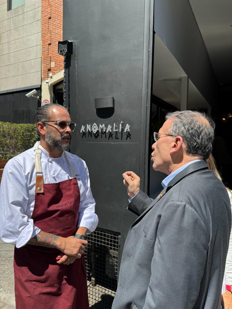 RoyBarreras's tweet photo. Me saluda en la calle frente a su restaurante un Chef colombiano -Oscar Buitrago- que trabaja con más de un centenar de especies de papa. Me cuenta que ha estado en Europa y Estados Unidos promocionando la diversidad gastronómica colombiana. Estos son los colombianos qué hay que resaltar! Colombianos trabajadores y honestos!