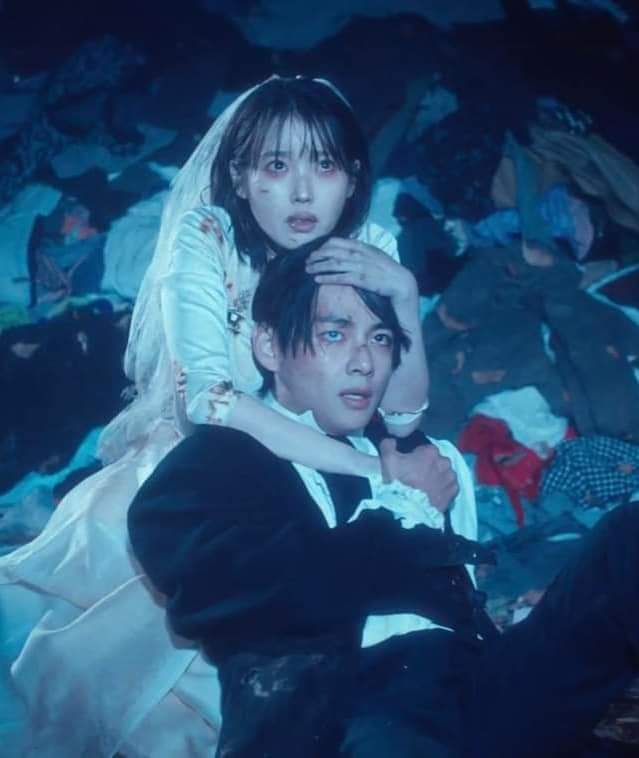 estoy llorando pero díganme que no fui la única que en esta parte en donde sale IU y Taehyung en el MV de "love wins all" les recordó tanto a esta misma escena de Víctor y Emily en el cadáver de la novia. 🤍🥺

#LoveWinsAll