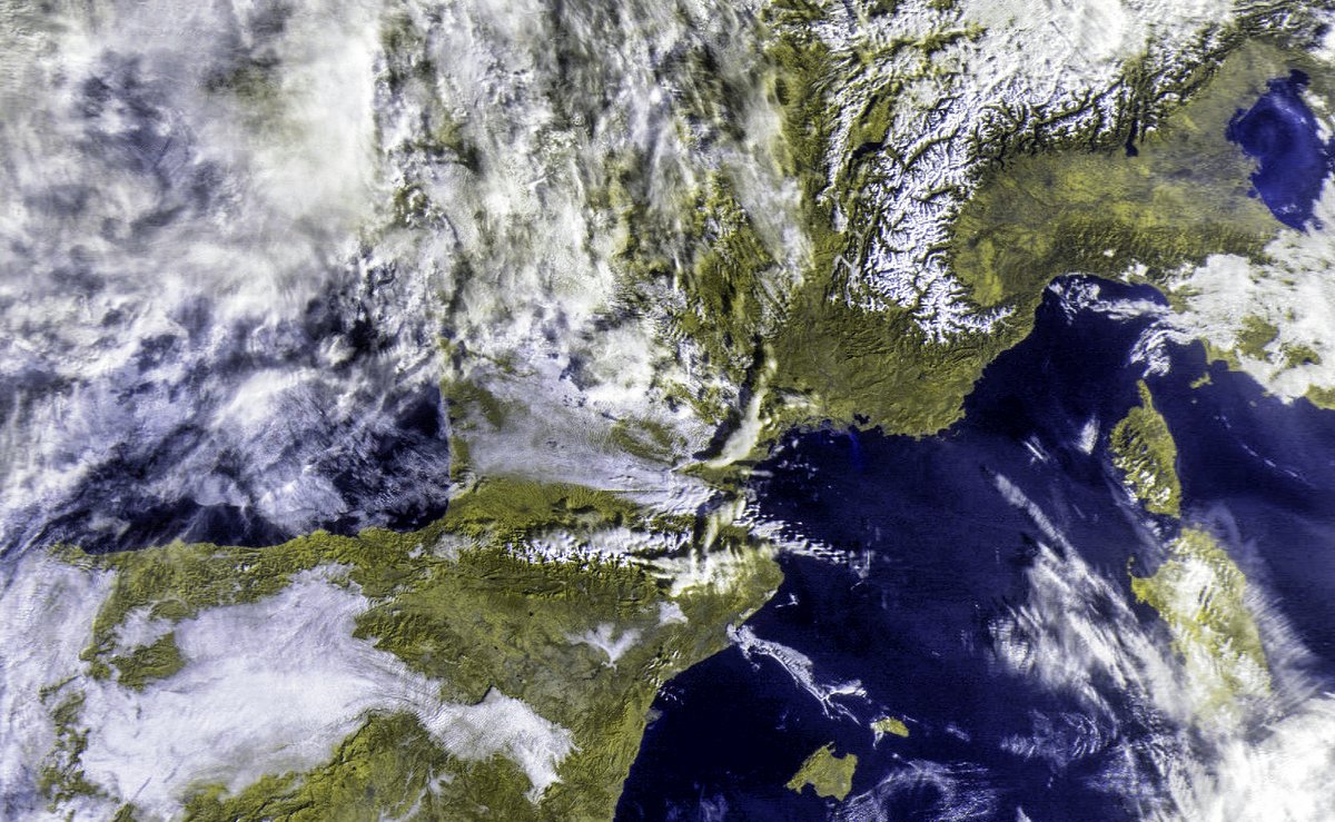 #MeteorM23 62º E @Nooelec #qfh @SDRPlay #rsp1a @aang254 #satdump, Pase matutino, impresionante las #IslasBritánicas bajo la borrasca. Cuenca bajo las nieblas en varios valles. Detalles de la poca nieve sobre #PicosdeEuropa, #Pirineos. En #Italia #Alpes blancos. Saludos!