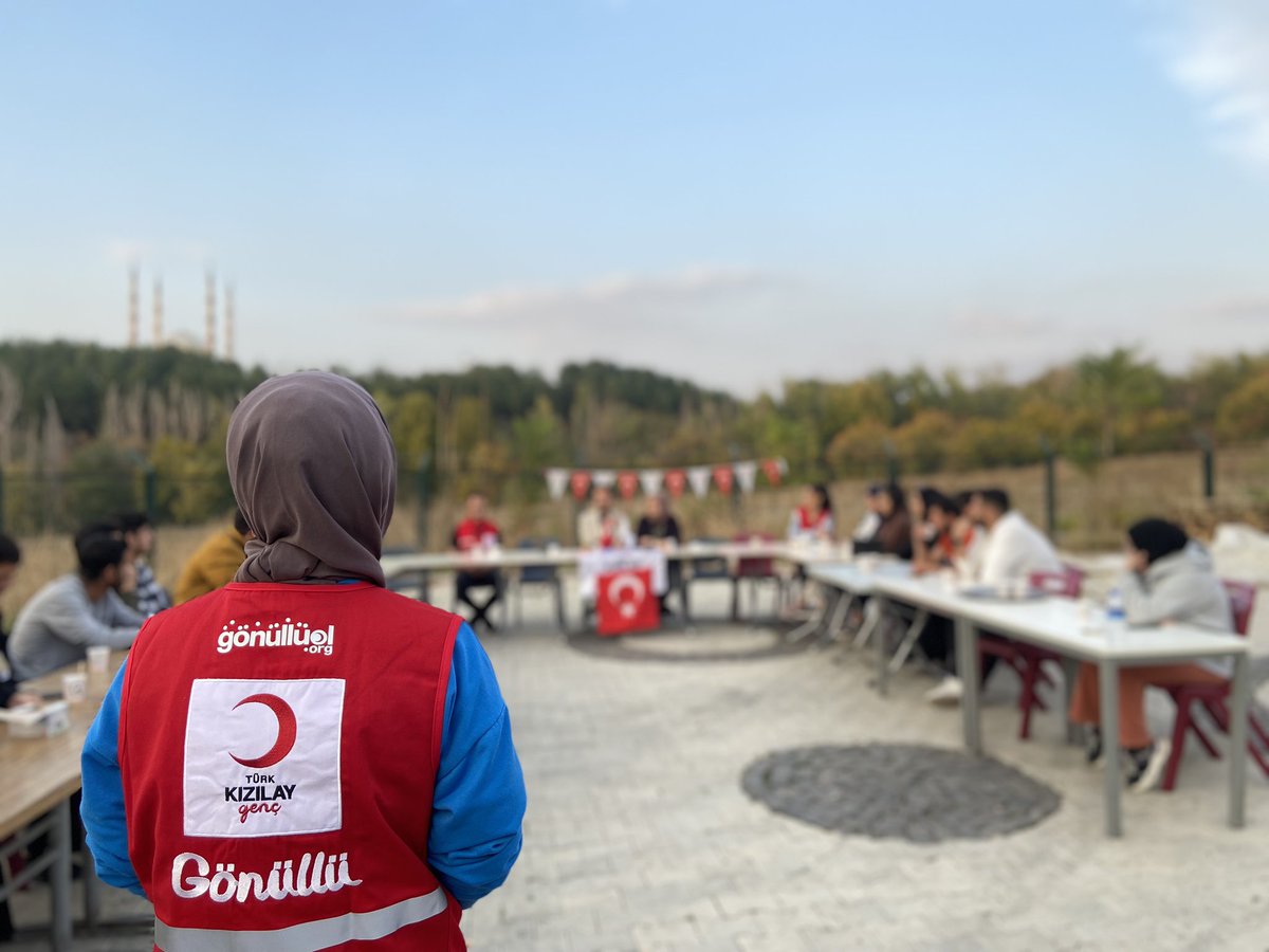 genckizilaydu's tweet photo. Gayret, çabaya aşıktır.🌙❤️
İl ve Üniversite başkanlarımızın katılımlarıyla gerçekleşen Değerli Gönüllülerimizin buluşmasında yemek yedikten sonra genel konuşma , tanışma faslını unutulmayacak bir günle sonlandırdık.🌸 
#DaimaHazır https://t.co/6GWkFNEUPG