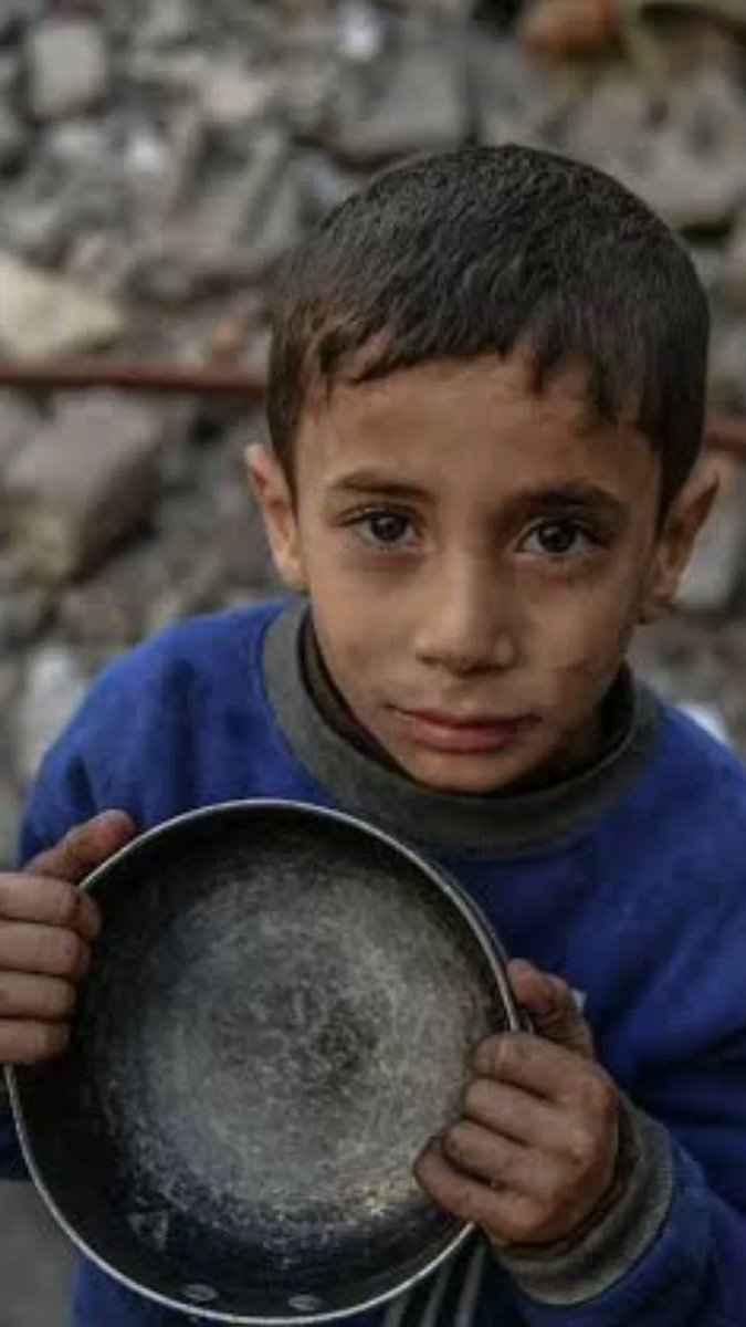 Ya Gazzeli aç kardeşini doyur, 
Ya da bu zulmü dünyaya duyur!

 #GazaStarving
