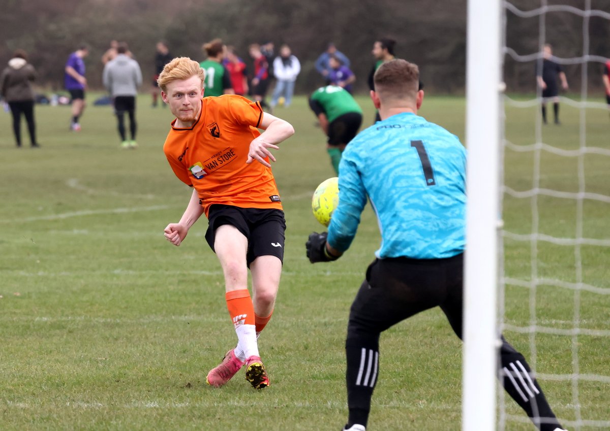 ParksFooty's tweet photo. Division 3 @the_portsmouth match at #farlington 21.1.24
@AFCFarlington v @padnell_fc 
2nd half pics at
https://t.co/WaKcKEXTZ7

#parksfootball #grassrootsfootball #sundayleaguephotos https://t.co/q3cZSn8Xud