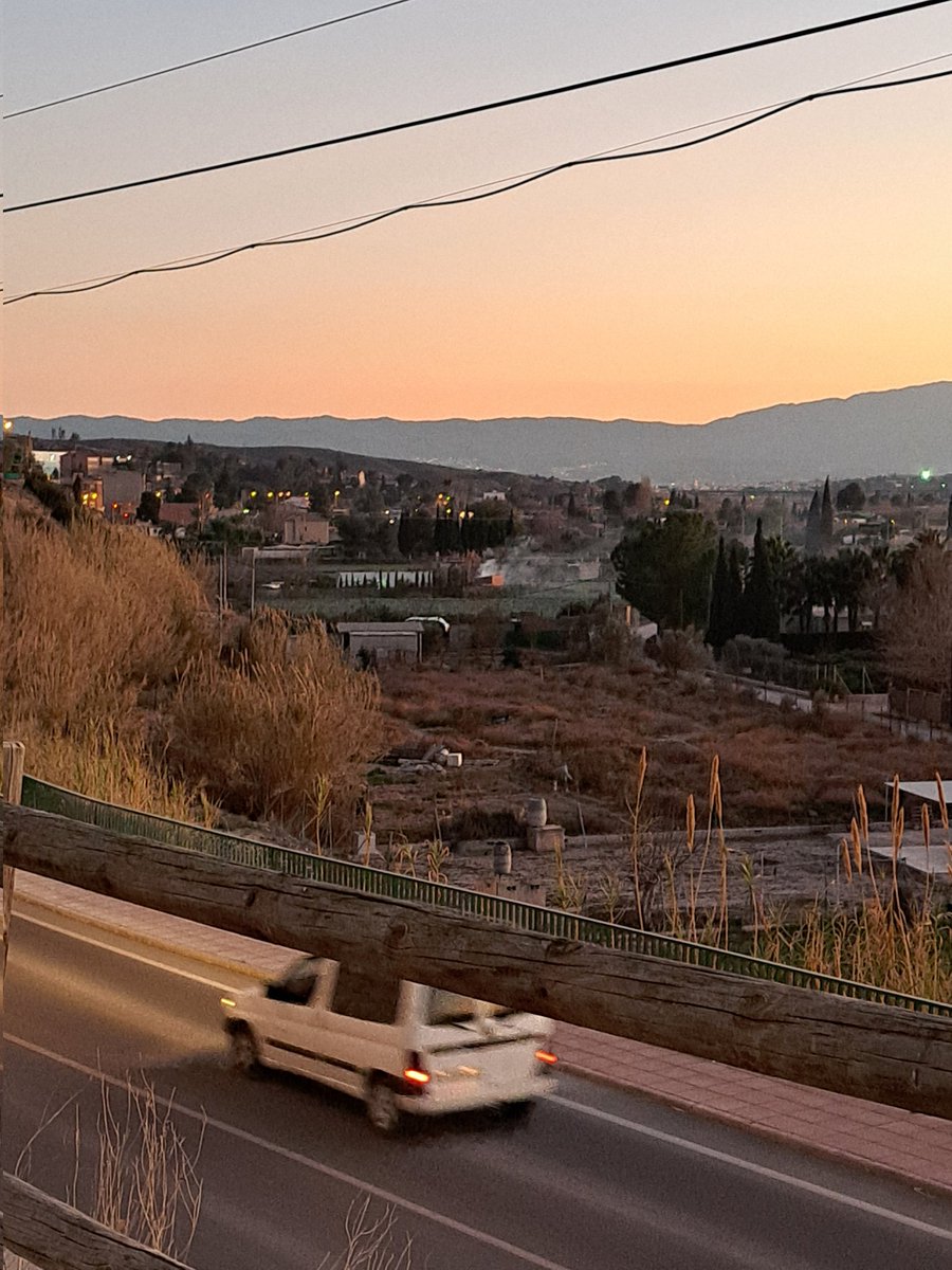 A plena luz, @MolinaPolicia 
Esto es una barbaridad. Pegado a la vía verde. Por si quereis ir a multar.
Foto tomada a las 18 30h.
Hay que tomar medidas, @UsuariosanidadM @112rmurcia @esther52269078 @EcoenAccionRM @AmbientalRM 
#StopQuemasMurcia