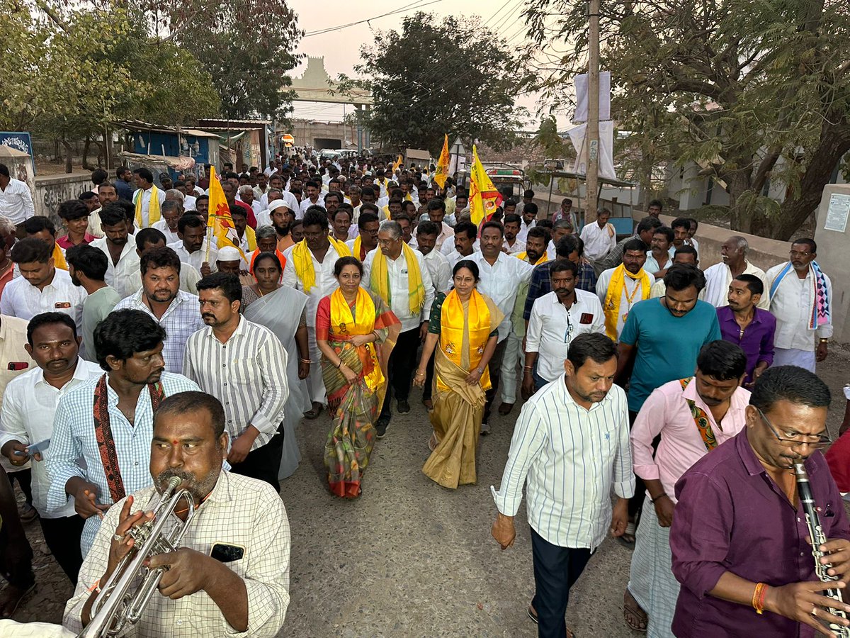 Gowru_charitha's tweet photo. పాణ్యo నియోజకవర్గం,ఓర్వకల్లు మండల కేంద్రంలో టీడీపీ అధినేత శ్రీ @ncbn  గారి ఆదేశాల మేరకు "జయహో బీసీ" కార్యక్రమంలో  భాగంగా ఓర్వకల్లు బస్టాండ్ నుండి టీడీపీ నాయకులు భారీ ఎత్తున  ఘన స్వాగతం పలికారు,భారీ ఎత్తున బస్టాండ్ నుండి ర్యాలీ గా బయలుదేరి సుoకులమ్మ ఆలయం, ఆంజనేయ స్వామి గుడి లో ప్రత్యేక పూజలో పాల్గొని, బీసీ సభ లో పాల్గొనడం జరిగింది...

ఈ కార్యక్రమంలో నంద్యాల జిల్లా అధ్యక్షులు మల్లెల రాజశేఖర్ గారు,ఓర్వకల్లు మండలం ముఖ్య నాయకులు,మండల పరిధిలోని అన్ని గ్రామాల బీసీ నాయకులు కార్యకర్తలు,టీడీపీ, జనసేన పార్టీ నాయకులు కార్యకర్తలు తదితరులు పాల్గొన్నారు

#GowruCharithaReddy
#JayahoBC
#TeluguDesamParty
#NaraChandrababuNaidu
#NaraLokesh
#TeamGowru