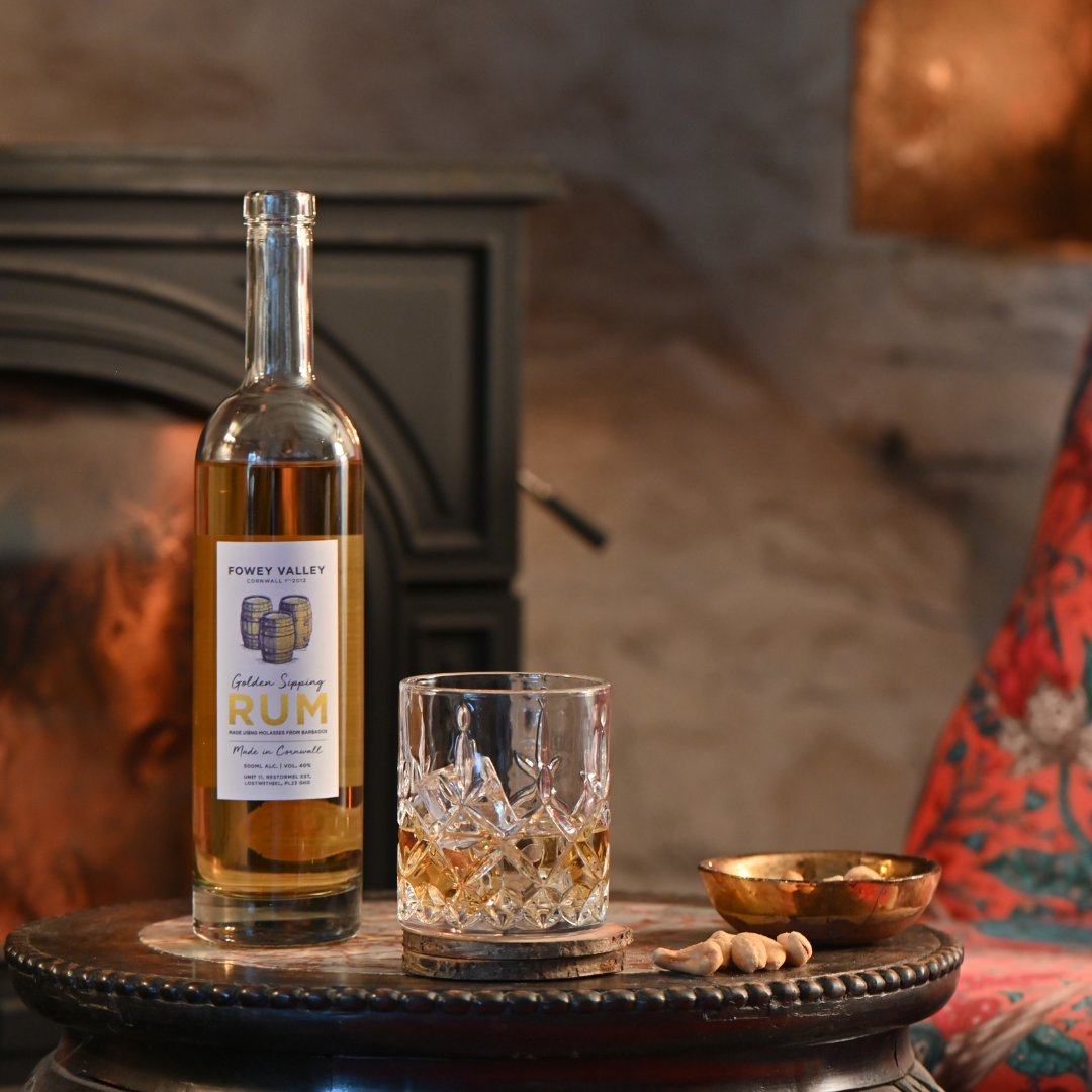 Sip and savour the craftsmanship! Introducing our Golden Sipping Rum 🥃 Plus, it's currently 10% off! Our founder, Barrie, likes his rum on its own with just one block of ice, but it makes great cocktails too. Shop here: foweyvalleycider.co.uk/shop