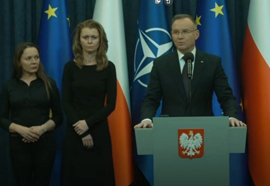 Chojnyy_'s tweet photo. Duda ułaskawił byłych posłów, co za tym idzie mogą wrócić do domu i nastawić ogrzewanie swoim żonom żeby w końcu nie marzły 😆
Tak oświadczyła przez kilkoma tygodniami jedna z kobiet.

Komedia na skale światową dzieje sie na naszych oczach.

#duda #Kaminski #Wasik https://t.co/2JBXRbxriw