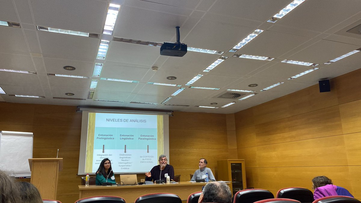 RPhonica's tweet photo. Per finalitzar amb el primer grup de comunicacions, la professora Viviana Pérez y el Dr. Cantero van exposar el seu treball de recerca amb el títol: El Análisis Prosódico del Habla aplicado a los enunciados enfáticos con núcleo elevado en el español de Chile. https://t.co/KQofrcK2l0