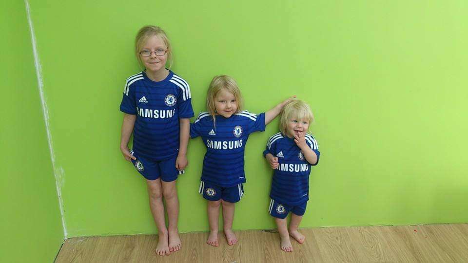Lee1975b's tweet photo. @ChelseaFC  #EFLCUP old photo but still strong #supprters https://t.co/EPvTnjb9Cr