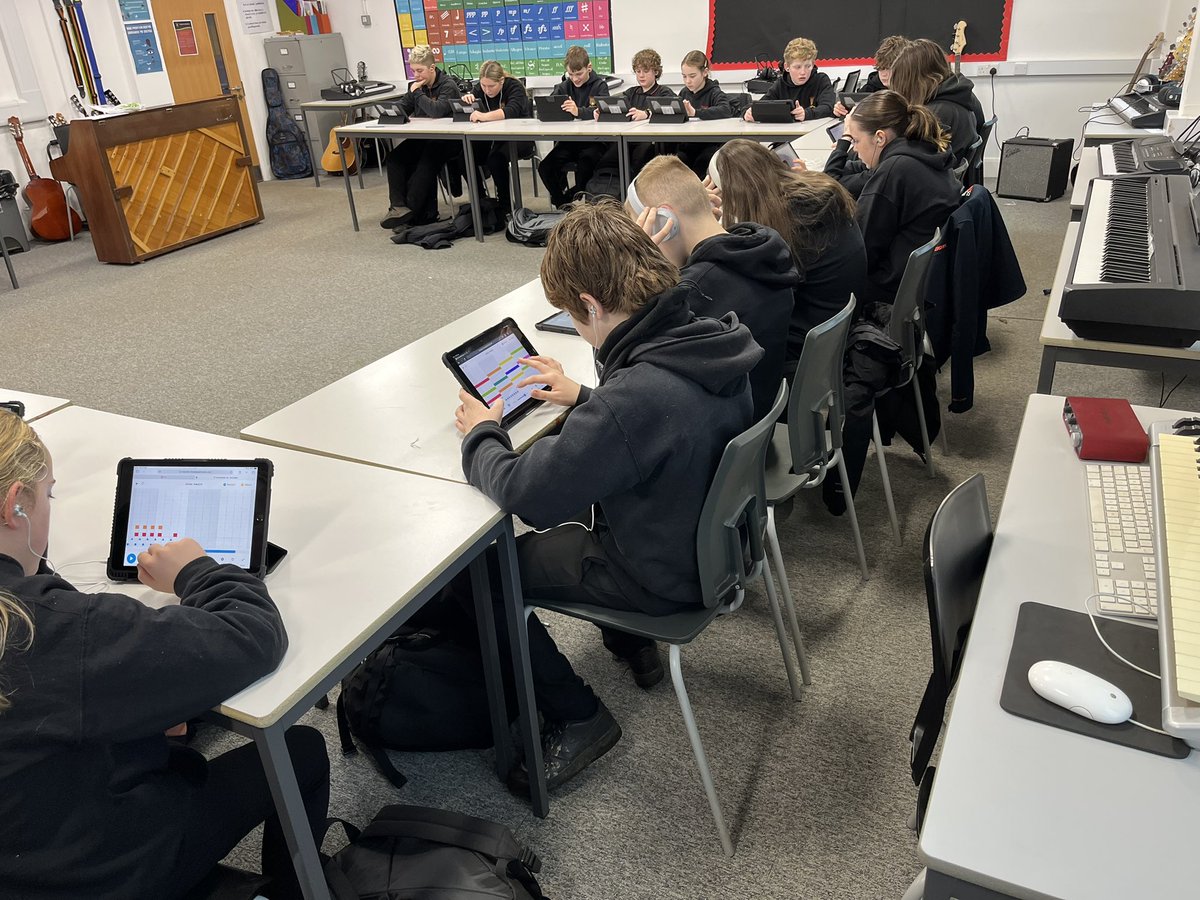 cerddllanhari's tweet photo. Disgyblion Bl 8 @YsgolLlanhari  yn mwynhau arbrofi a chyfansoddi yn y wers heddiw! // Year 8 pupils being creative in today’s lesson! #chromemusiclab #creu 🎶🎵🎧🎼 https://t.co/K5a1oZMrqs