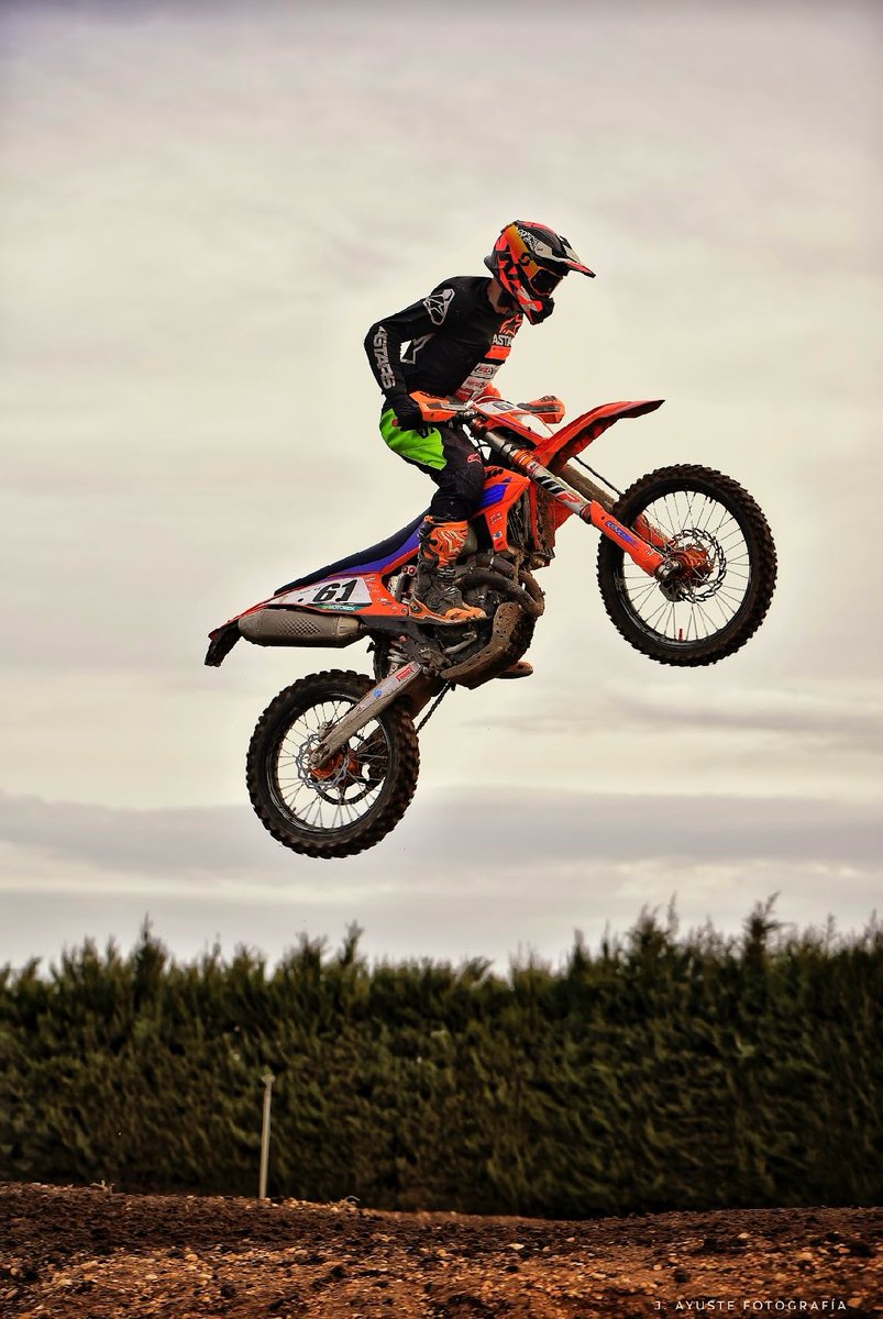 Llega más alto y más lejos con el NZI Knobby. La estabilidad estudiada de su diseño y ventilacion, junto la ligereza de sus 1.250 gr. hacen que tus salidas sean más eficaces, divertidas y seguras. 
#motocross #enduro #MXGP #motocrosslife #endurolife #motosoffroad