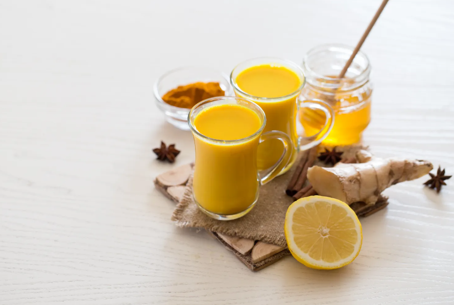 Shot Energético de Jengibre y Cúrcuma ⚡️

Ingredientes:
200 ml de agua filtrada caliente.
1 cucharadita y media de miel cruda.
10 g de jengibre fresco.
1 cucharadita de cúrcuma en polvo.

Preparación:
Ponga el agua caliente en una taza.
Añada la miel, el jengibre fresco rallado y