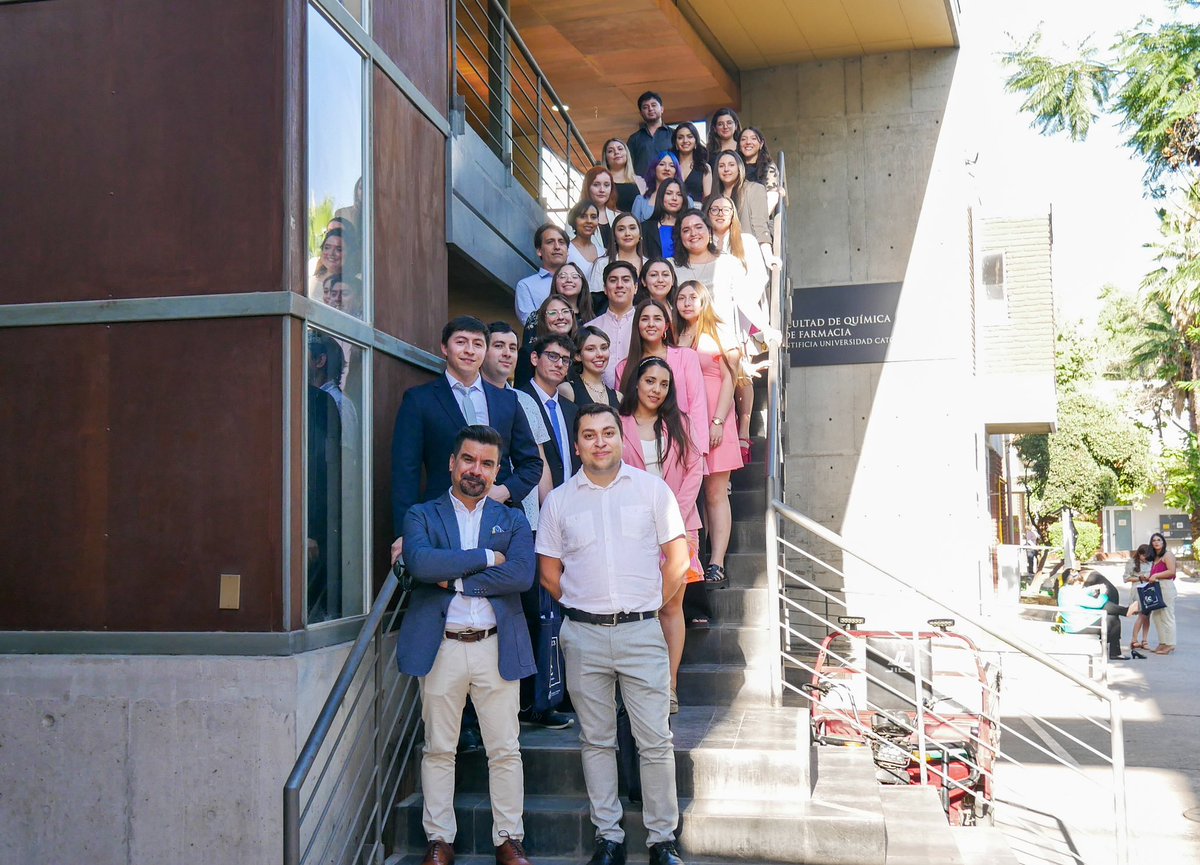 FQuimica_UC's tweet photo. 👏💊🎓¡Felicitamos a las nuevas y nuevos graduados de nuestros diplomados 2023 de la Escuela de Química y Farmacia!

✨🙌¡Les deseamos el mayor de los éxitos!

🔗Revisa todas las fotos de la ceremonia de entrega de diplomas en el siguiente enlace: https://t.co/6Z4g5KHv9d https://t.co/MOtxBQyrpn