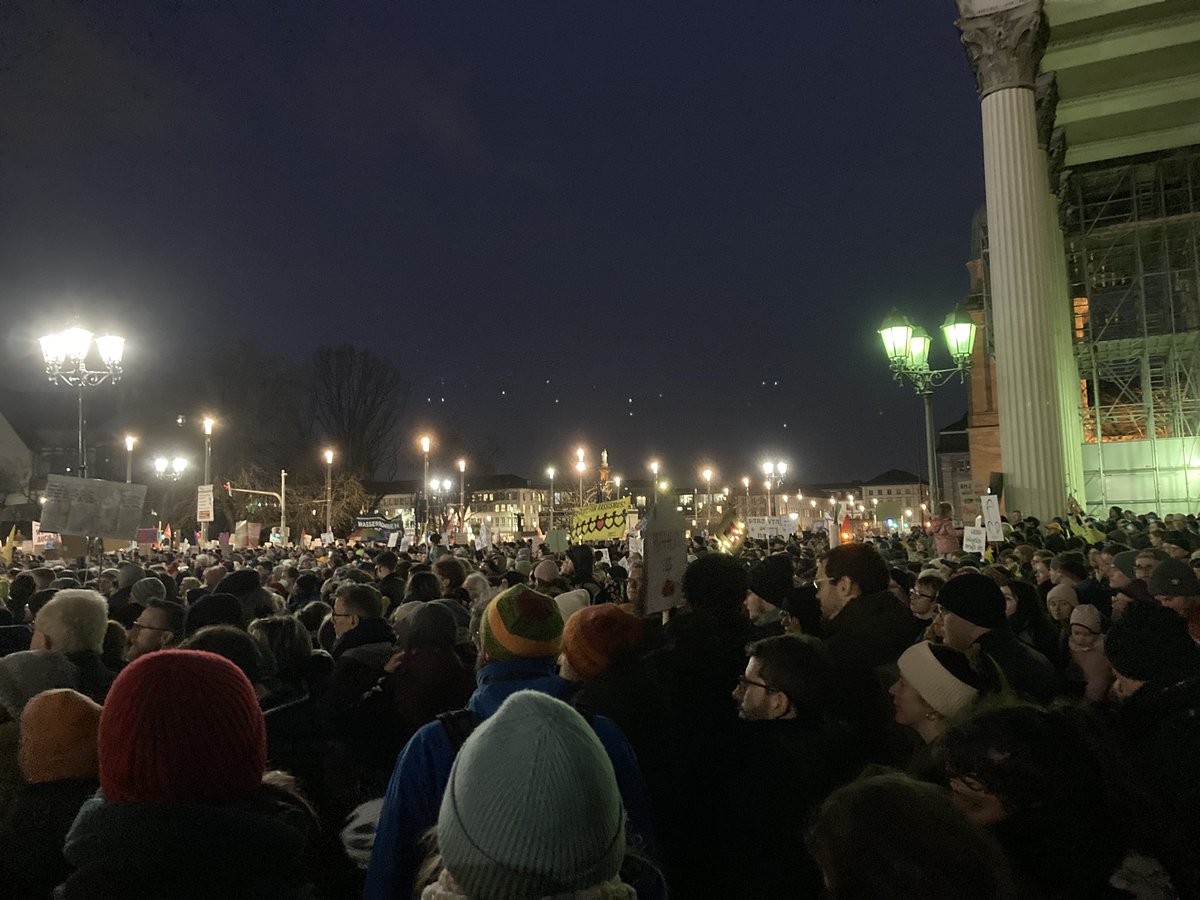 alliruk's tweet photo. Heute, an einem Wochentag und bei Regen, waren 17.000 Menschen in #Darmstadt auf der Strasse um für Demokratie und gegen Rechts zu demonstrieren! #niewieder https://t.co/9nvUDamSyU
