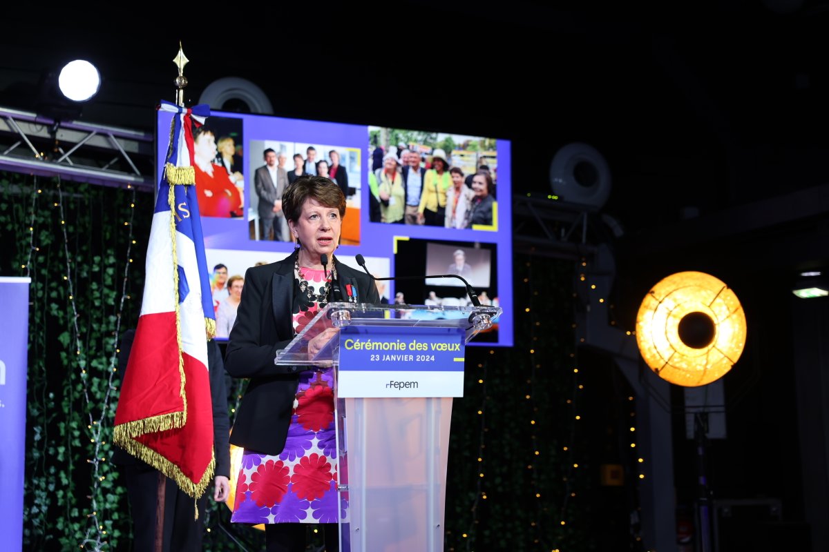 #Voeux2024 | Discours d'ouverture de Sigried Debruyne, co-présidente (statutaire et #DialogueSocial)

💬"La <a href="/Fepemfr/">Fepem</a> est encore plus déterminée à promouvoir les intérêts des particuliers employeurs 🇫🇷. Les enjeux de notre secteur se placent au cœur des défis sociétaux de demain."